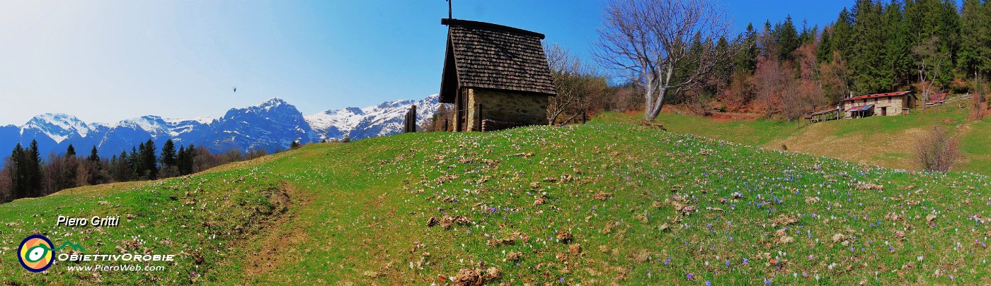 48 Alla bella stilizzata cappella Annovazzi della Pigolotta...tanti fiori .jpg